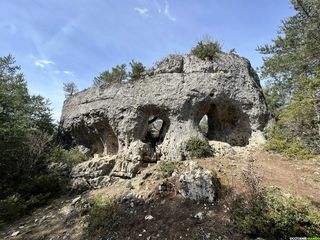 Les failles de Canalettes, l'arche et les grottes du plateau du Larzac