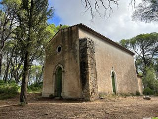 Randonnée à Castelnau-de-Guers et la chapelle Saint-Nicolas de Talpuciac