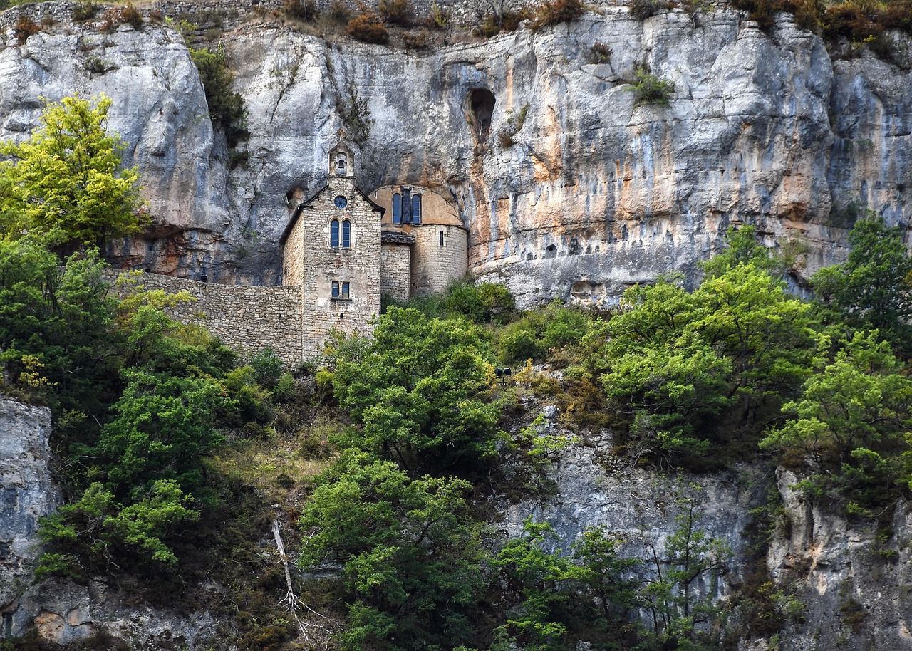 Occitanie-rando - Trekking - Lozère - Gorges du Tarn - Corniches du Méjean - Ermitage Saint-Michel - Roc des Agudes - Villages troglodytes Occitanie-rando - Trekking - Lozère - Gorges du Tarn - Corniches du Méjean - Ermitage Saint-Michel - Roc des Agudes - Villages troglodytes