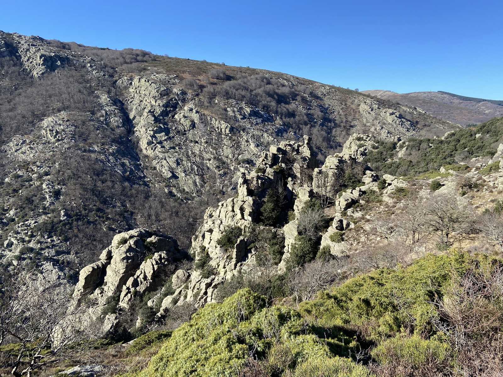 Chemin empierré - Randonnée des gorges de l'Orb à Roquebrun